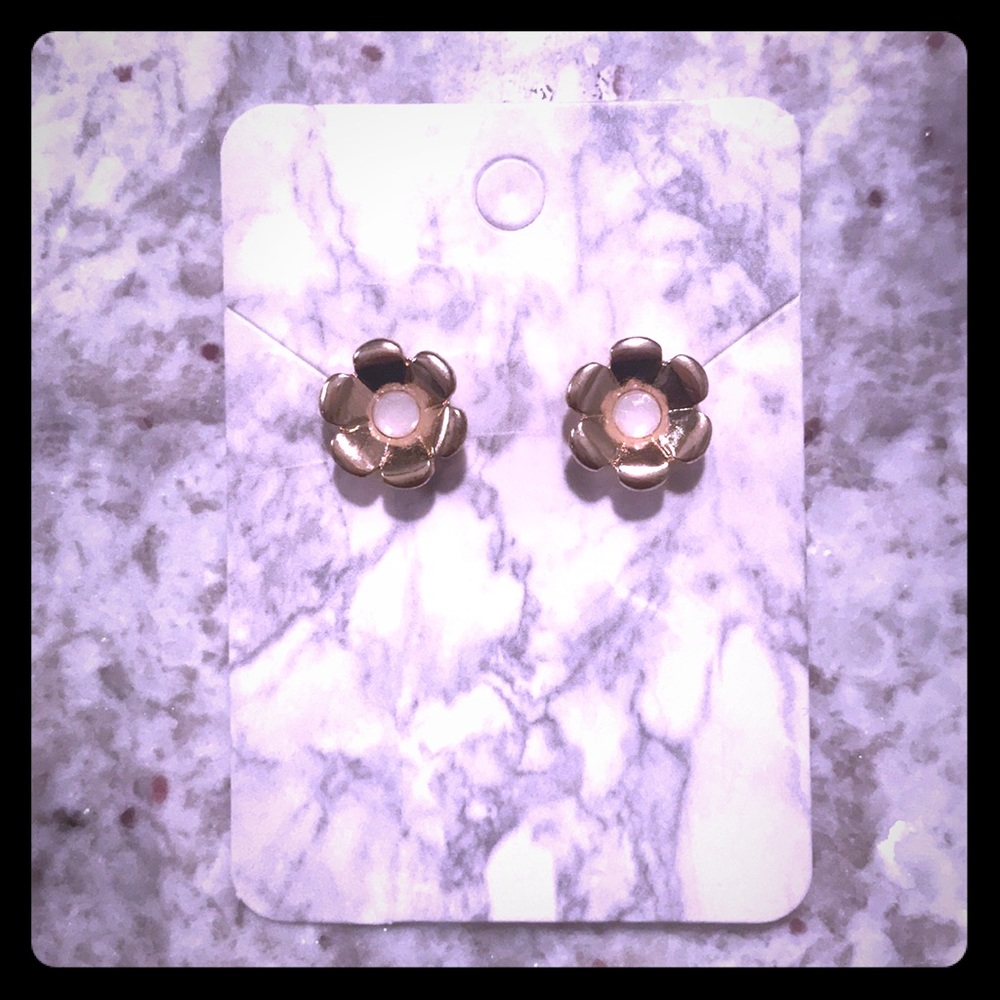 NWOT LC Lauren Conrad Gold Flower Stud Earrings